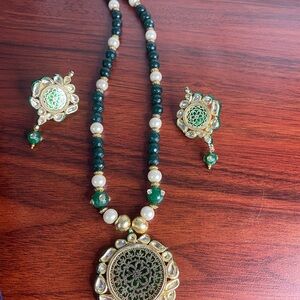 Elegant Green and Gold Necklace Set